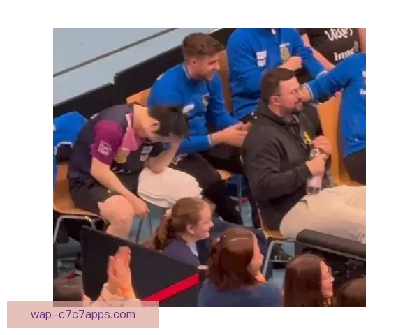 两连败仍大笑小莫逗翻板凳席上